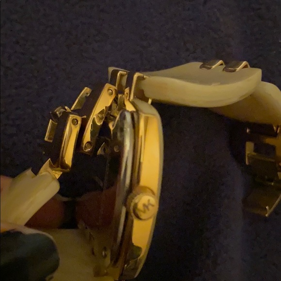 Gold tone and shell ‘Michael Kors’ bracelet watch - Picture 5 of 8